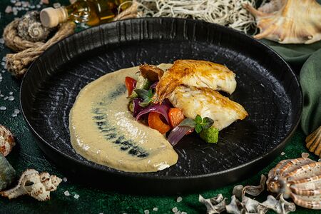 Морской окунь с овощным соте