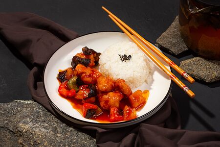 Мясо с ананасом в кисло-сладком соусе с рисом на пару