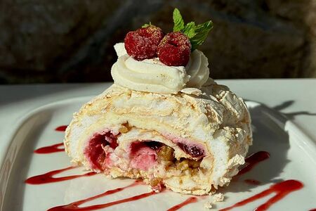 Меренговый рулет с вишней