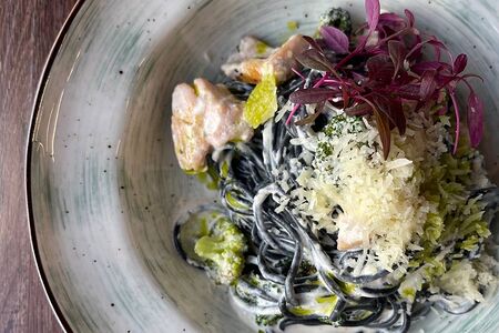 Черные спагетти с семгой и брокколи