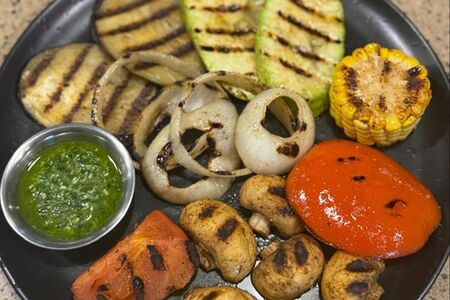 Овощи гриль с соусом песто