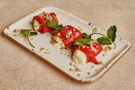 Рулетики из печёного перца рамиро