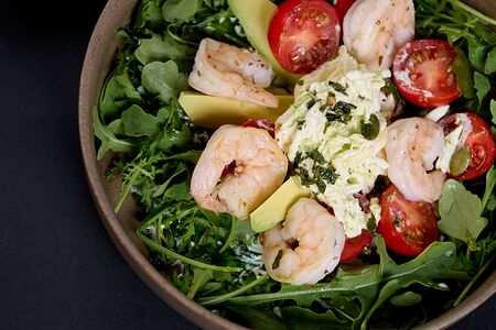 Салат с тигровыми креветками, страчателлой и авокадо