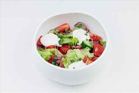 Салат из свежих овощей с кремом из брынзы