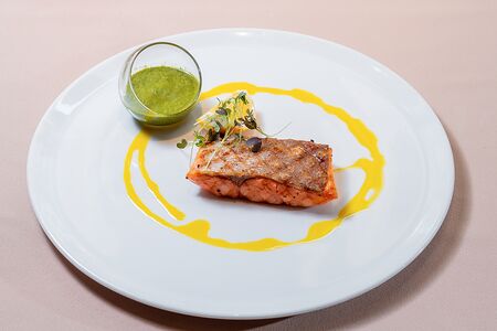 Стейк из семги с соусом песто