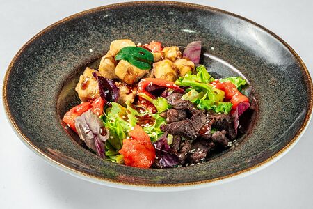 Теплый салат с говядиной и хрустящими баклажанами 