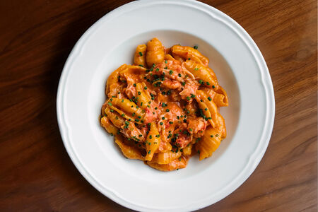 Конкильоне с крабом и соусом Наполи