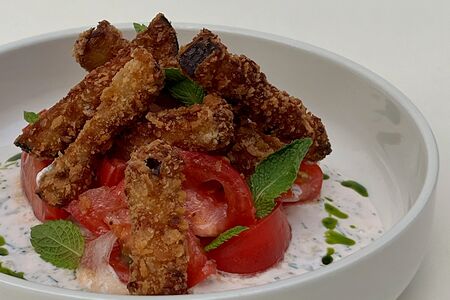 Хрустящие баклажаны с томатами, йогуртом и зеленым маслом