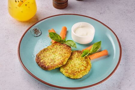 Оладьи из кабачков с лососем и сметаной