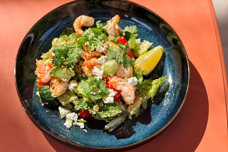 Салат с киноа, сыром сиртаки и креветками