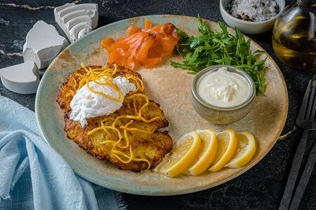 Драники с лососем и сметаной