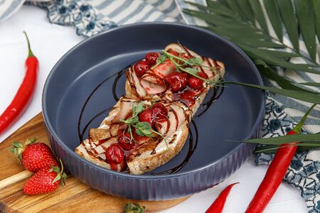 Брускетты с уткой и вишневым компоте