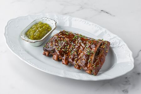 Свиные рёбра с огуречным релишем