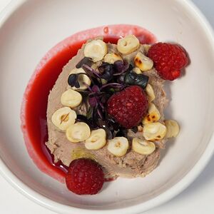 Паштет из печени цыплёнка, с малиновым соусом и фундуком