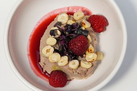 Паштет из печени цыплёнка, с малиновым соусом и фундуком