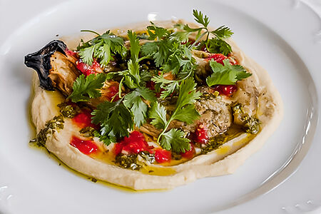 Хумус с печеным баклажаном и стеблями кинзы