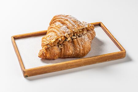 Круассан с вареной сгущенкой и грецким орехом