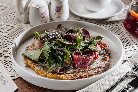 Драник с пастрами и соусом дзадзики