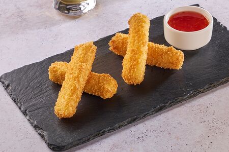 Сырные палочки с соусом