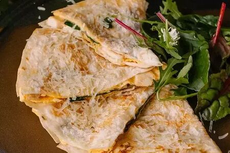 Омлет в лаваше с помидором и сыром