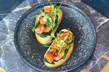 Брускетта с креветками