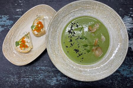 Крем-суп из шпината с креветками