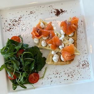 Вафли из цукини и соусом тархун