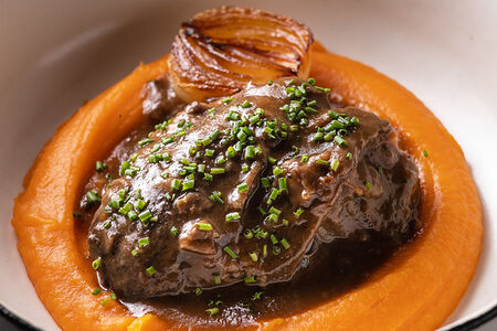 Томленые телячьи щечки