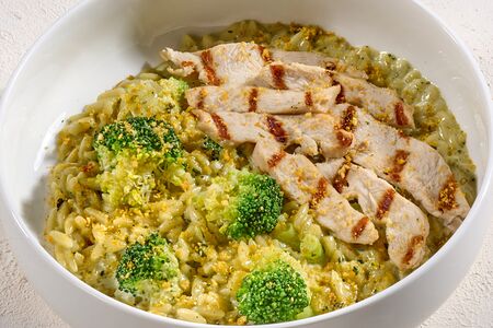 Орзо с куриным филе и соусом песто
