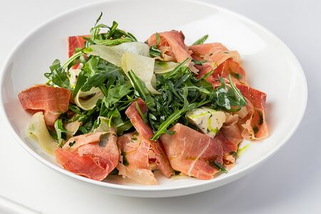 Пармская ветчина с горгонзолой, рукколой и грушей