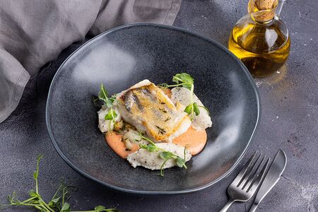 Судак в икорном соусе