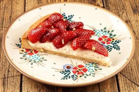 Пирог со свежей клубникой