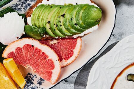 Фитнес-завтрак с авокадо, тостом, яйцом пашот и цитрусами