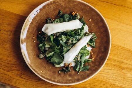 Зеленый салат с надуги 