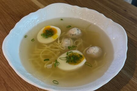 Куриный бульон с домашней лапшой и фрикадельками