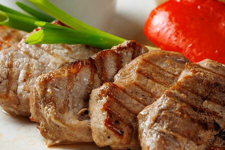 Медальоны из cвинoй вырезки