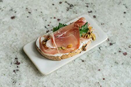 Брускетта с пармой и тапенадой из оливок