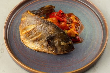 Дорадо на мангале с овощами