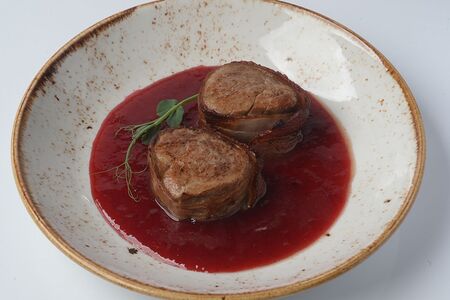 Медальоны из свинины в брусничном соусе 