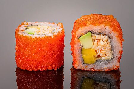 Ролл Калифорния с камчатским крабом и манго