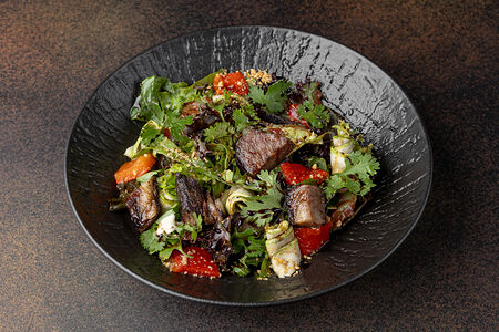 Салат с брискетом и печеным перцем