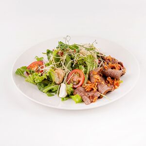 Салат с ростбифом и сыром моцарелла