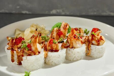 Ролл с креветкой, авокадо и красной икрой