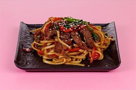 Лапша удон с говядиной в черном перечном соусе