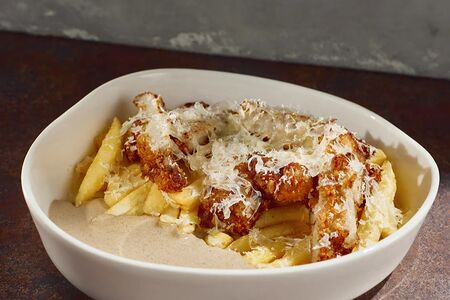 Куриный шницель с картофелем фри и перечным соусом