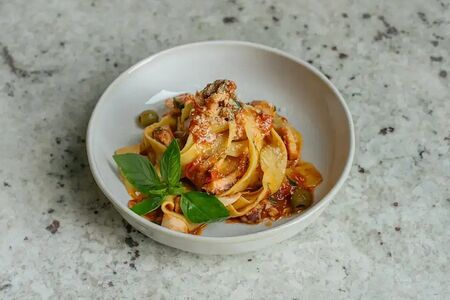 Паста осьминог с томатами и оливками