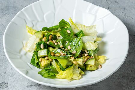 Зелёный салат с авокадо и соусом понзу