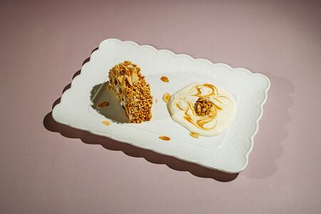 Штрудель яблочный с ванильным соусом