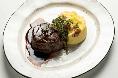 Филе-миньон ал кьянти с картофельным пюре и черным трюфелем 