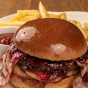 Спайси бургер с беконом и брусником 